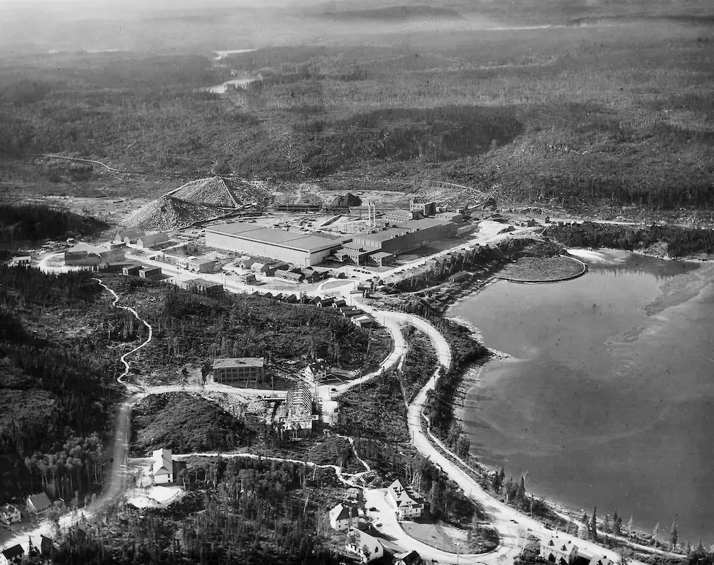 Veduta aerea di Baie-Comeau nel 1939, con la fabbrica, la baia e i primi quartieri