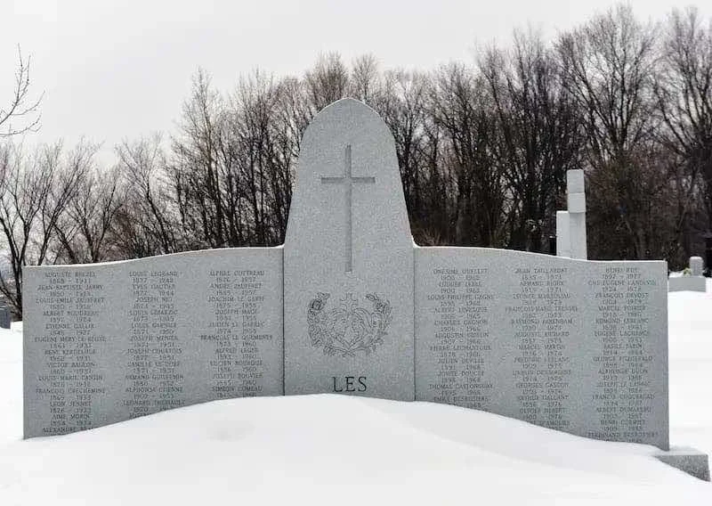 Monumento de Los Eudistas en el cementerio de Belmont, espalda